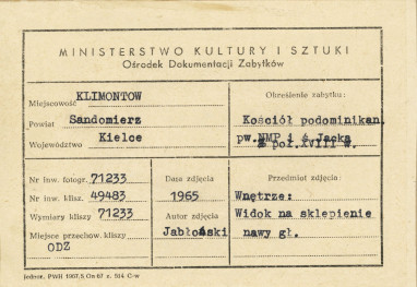 Zespół klasztorny - kościół, wnętrze, widok na sklepienie nawy - metryczka, skan 1