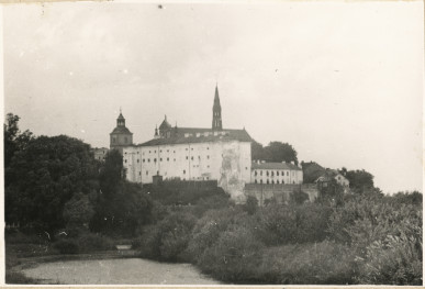 Zamek - widok ogólny od strony płd. - zach. , skan 1