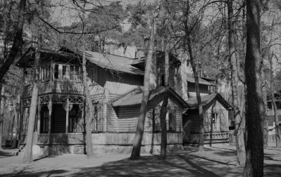 Willa - elewacja frontowa oszalowana, widok ogólny. Wieżyczka. Ażurowa zabudowana weranda z balustradą., skan 1