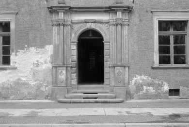 ratusz - portal boczny, skan 1