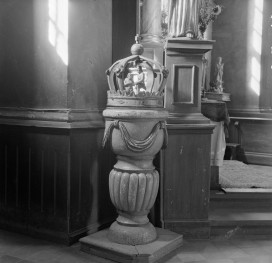 kościół parafialny pw. św. Bartłomieja Apostoła - wnętrze: chrzcielnica, skan 1