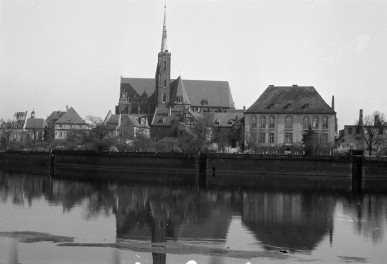 Kolegiata św. Krzyża i św. Bartłomieja, rzeka Odra oraz pałą Arcybiskupi, skan 1