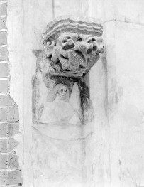 Kościół Najświętszej Marii Panny - wnętrze: wspornik i polichromia, skan 1