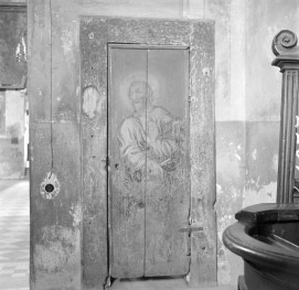 kościół farny pw. Świętej Trójcy - wnętrze: malowidło na drzwiach prowadzących na ambonę, skan 1