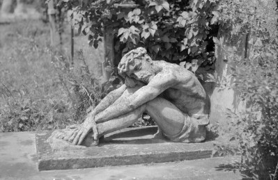 Cmentarz - nagrobek z rzeźbą Chrystusa, skan 1