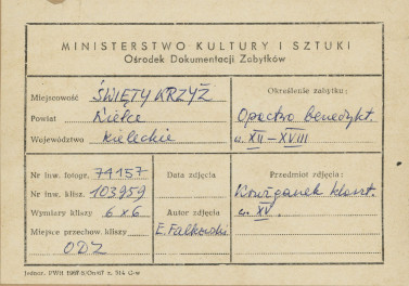 Zespół klasztorny na Świętym Krzyżu - wnętrze klasztoru, widok na krużganki - metryczka, skan 1