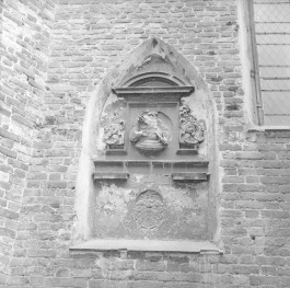 Bazylika kolegiacka św. Mikołaja - elewacja z epitafium, skan 1