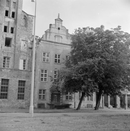 kamienica, ob. muzeum - elewacja frontowa, skan 1