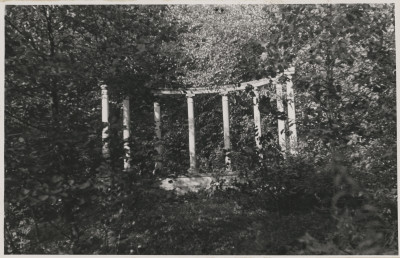 Zespół pałacowo - parkowy,  fragment parku - glorietta, skan 1