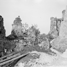 zamek Kamieniec - fragment murów z strony zewnętrzna i pomnik Kościuszki, skan 1