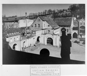 Sanktuarium Królowej Rodzin - dziedziniec, skan 1