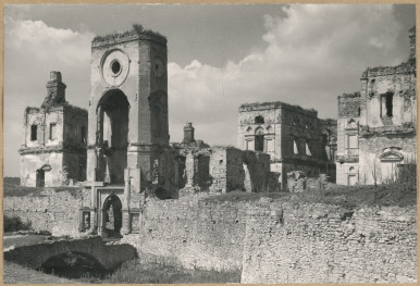 Ruiny zamku  Krzyżtopór  -  widok  od strony  wsch. na wieżę, bramę oraz fragment korpusu głównego , skan 1