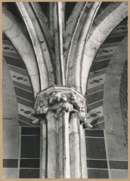  Katedra - wnętrze, widok na głowicę służki , skan 1