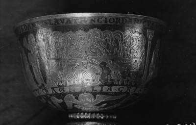 Katedra pw. Wniebowzięcia Najświętszej Marii Panny i św. Wojciecha - wnętrze: kielich z Trzemeszna, romański, niellowany - czasza, skan 1