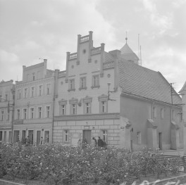 Pierzeja. Kamienica narożna. Elewacja frontowa. klasycyzm i barok. Attyka na szczycie kamienicy. Widoczne przyporyn na elewacji bocznej., skan 1