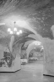 Zespół pałacowo parkowy -  Pałac: podziemia, sala okrągła. Jadalnia. Widok ogólny., skan 1