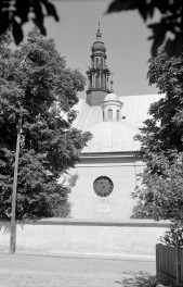 Kościół św. Jakuba Apostoła - elewacja kaplicy i widoczna wieża kościelna., skan 1