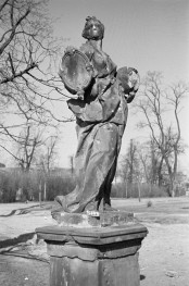 Zniszczona rzeźba "Wiedza i nauka". Widok ogólny. , skan 1