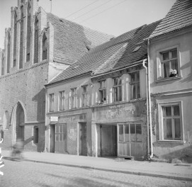 kamienica - elewacja frontowa oraz kaplica Św. Ducha, skan 1