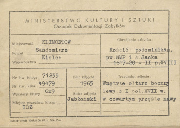 Zespół klasztorny - kościół, wnętrze, widok na ołtarz  boczny,  po lewej strony nawy - metryczka, skan 1