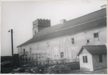 Zespół opactwa cystersów - widok  od  strony płd. na budynek gospodarczy w trakcie remontu, skan 1