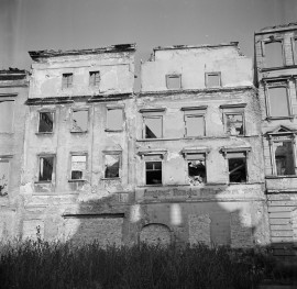 kamienica - elewacja frontowa, zniszczenia, skan 1