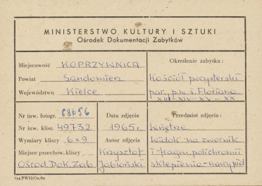 Zespół klasztorny - kościół, wnętrze , widok na zwornik i fragment polichromii na sklepieniu nawy bocznej płd. - metryczka, skan 1