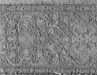 kościół pw. Wniebowzięcia Najświętszej Maryi Panny i św. Zygmunta - Muzeum Diecezjalne - zbiory - ornat czerwono - złoty jedwabny /tył/ - fragment, skan 1