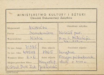 Kościół parafialny - wnętrze, stalle, fragment zaplecka z obrazami - metryczka


, skan 1