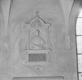 klasztor oo. franciszkanów - krużganek, nagrobek, skan 1