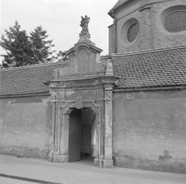 klasztor Franciszkanów - brama od strony płn., skan 1