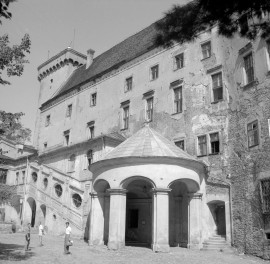 zamek ob. hotel - elewacja od dziedzińca:fragment z wejściem, skan 1
