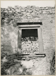 Dwór - fragment ruin, widok na obramienie okna, skan 1