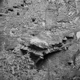 zespół klasztorny dominikanów, kościół pw. Najświętszej Marii Panny, obecnie galeria sztuki EL - budynek zachodni, wnętrze: pozostałości sklepienia w części północnej, skan 1