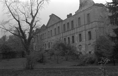 zamek Karolat - skrzydło zachodnie - widok od strony tarasu (ogrodu), skan 1