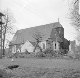 kościół parafialny pw. Najświętszej Trójcy, XIV w. - widok od południa, skan 1