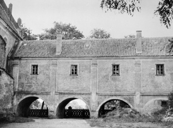 klasztor benedyktynek - przejście do kościoła, skan 1