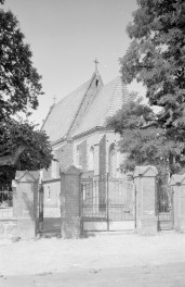 Kościół św. Stanisława Biskupa i św. Tomasza Apostoła - ogrodzenie z bramą kościelną, skan 1