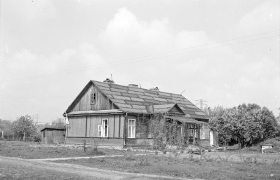 Budynek mieszkalny - zabudowa drewniana. Widok ogólny. Umiejscowiony tuż przy ogródkach działkowych., skan 1