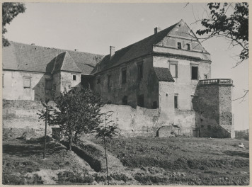 Zamek - fragment, widok od strony płd. - zach. , skan 1