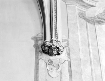 katedra św. Stanisława i św. Wacława - wnętrze, wspornik na filarze w nawie bocznej lewej, skan 1