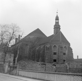 klasztor Fanciszkanów - kościół pw. św. Franciszka z Asyżu i św. Piotra z Alkantary - prezbiterium - widok od wschodu, skan 1