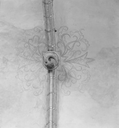 Kościół Wniebowzięcia Najświętszej Maryi Panny - wnętrze. Zwornik z motywem zwierzęcym. Sklepienie nawy. Polichromia., skan 1