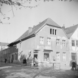 kamienica - elewacja frontowa i boczna, skan 1