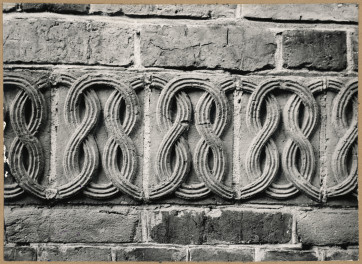 Zespół klasztorny Dominikanów - fragment ceramicznego fryzu w dolnej części elewacji płn. kościoła, skan 1