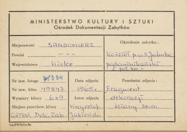  Zespół klasztorny Dominikanów - widok na ozdobne płytki ceramiczne na elewacji - metryczka, skan 1