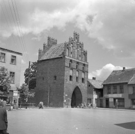 Brama Chełmińska z dawnymi obwarowaniami, ok. 1370 - widok od strony miasta, skan 1