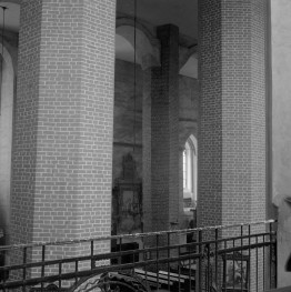 kościół rzymskokatolicki, ob. katedra pw. św. Mikołaja - wnętrze: widok z empory nad kruchtą południową, skan 1