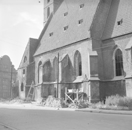 Kościół Ewangelicko-Augsburski św. Krzysztofa - fragment elewacji z przyporami. Renowacja., skan 1