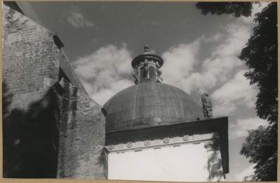 Kaplica Firlejów - widok na kopułę z latarnią i fryz, skan 1